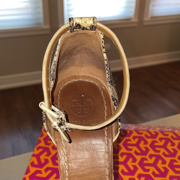Tory Burch Livia Wedge Sandal, 7.5 - Picture 6 of 8